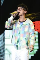 组图：快男上海巡演收官 于湉获封城市之星