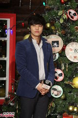 组图：金桢勋优雅亮相腼腆与女粉丝拥抱