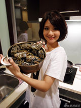 组图：郭静携新碟来沪宣传 煮大闸蟹慰劳工作人员