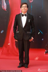 组图：第33届金像奖 主持人登上红毯表情搞怪