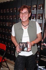 组图：谭咏麟为个唱彩排练歌致声音沙哑