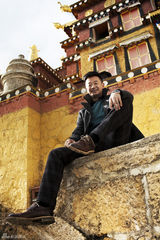 组图：黄海波游走香格里拉 展别样异域风情