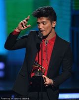 组图：火星哥获最佳流行专辑奖 高兴难合嘴