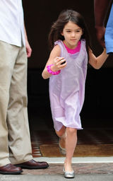 组图：克鲁斯返家陪爱女苏瑞可爱抢镜