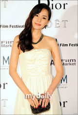 组图：允儿孔贤珠出席釜山亚洲电影之夜