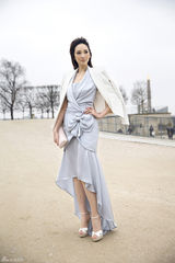 组图：吴佩慈镂空皮革装看秀 零死角秀美背