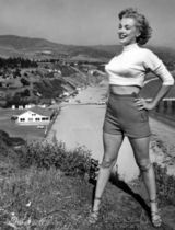 组图：梦露罕见健身照健康性感 内衣牛仔举哑铃