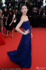 组图：名模刘雯戛纳走秀 低胸长裙秀高挑身材