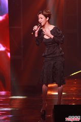 组图：劲歌金曲twins荧光造型 容祖儿扮女强人