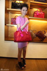 组图：IT GIRL陈燃秀粉色系情结 优雅时尚集于一身