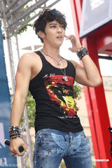 组图：汪东城摇滚风会歌迷 否认与炎亚纶有心结