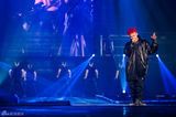 高清图：GDRAGON巡演首告捷 红发惹眼同门助阵
