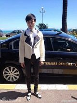 组图：李宇春清新亮相戛纳 红毯礼服暂保密
