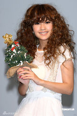 幻灯图集：杨丞琳长卷发似洋娃娃 白蕾丝裙可爱