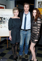 组图：斯图尔特透视裙红眼妆宣传《在路上》