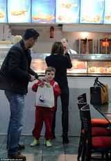 组图：贝嫂带老三买美食 踩超高跟显辣妈本色