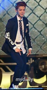 组图：EXO办回归秀咆哮掀高潮 女歌迷激动晕倒