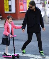 组图：小苏瑞街头玩滑板车 凯蒂贴身保护显母爱
