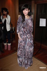 周慧敏彩裙优雅亮相 获绯闻旧爱黄凯芹献吻(图)