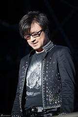 组图：汪峰成都激情开唱 歌迷起哄喊章子怡