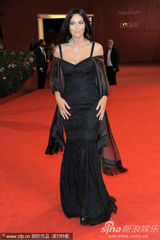 组图：《炎夏》发布会 贝鲁奇裹身黑裙秀玲珑曲线
