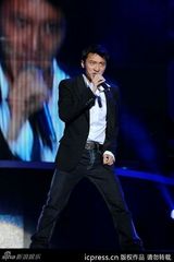 组图：谢霆锋献唱演唱会 蔡依林露胸垫上下走光