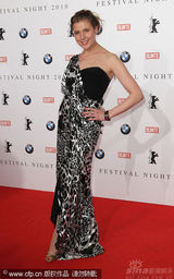 幻灯图：群星齐聚电影节之夜活动 布吉特举止出位