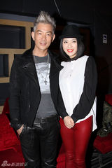 组图：赵铭助阵《双城计中计》首映 秀中性复古风