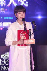 高清图：海清获女性榜样大奖 与张译互动显亲昵