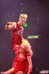 组图：林峰个唱顶黄发秀肌肉舞 直言连累吴千语