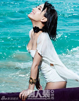 组图：马苏《男人装》海洋写真妩媚叛逆