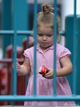 组图：小贝带爱女荡秋千疯玩 小七粉裙皮靴混搭