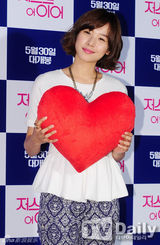 组图：郑京浩金素恩等捧爱心支持英国影片试映