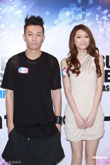 组图：周柏豪连诗雅现身回应亲密照事件