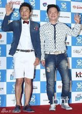 组图：韩国际喜剧节红毯挤胸熊抱肉搏精彩不断