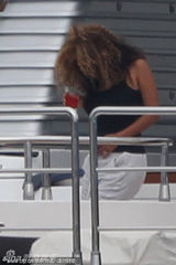 组图：碧昂斯挺大肚与老公庆生 游艇狂欢兴奋难抑