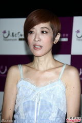 组图：陈珊妮露香肩成性感厨娘 闻婚变立马变脸