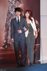 高清图：崔智友尹相铉宣传新剧 “恩爱”似模范夫妻