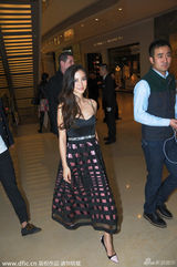 组图：baby身着吊带裙清凉现身 获保镖贴身护驾