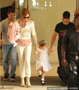 组图：妮可-基德曼全家出行乐融融 小女儿首露面