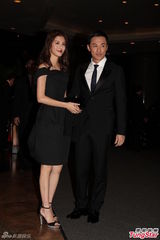 组图：吴千语与林峰合体现身秀钻戒 下车险走光