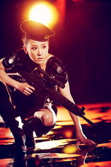 幻灯：苗圃化身女版007 着短裙皮靴手执冲锋枪