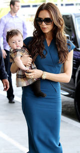 组图：维多利亚抱女儿亮相 辣妈长裙搭配长靴