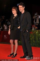 高清组图：电影《三》首映   苏菲-罗艺斯兴奋拍照