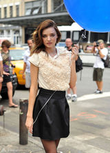 幻灯图集：米兰达-可儿拍广告 手牵蓝气球招摇过市