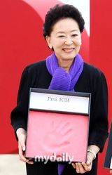 组图：韩老戏骨金智美釜山按手印 电影节委员长助阵