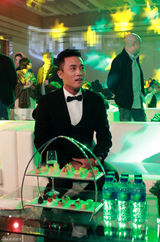 组图：杜淳黑西装绅士复古发型获全民男友奖