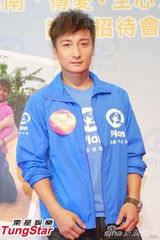 组图：方力申携邓丽欣探访贫童 感慨珍惜身边人