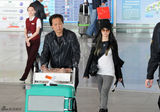 组图：刘亦菲携母亲回京 继父甘当行李工