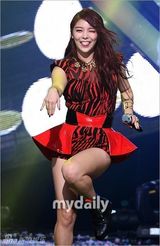 组图：雪莉灿烈主持MCD 金贤重扯衣秀人鱼线